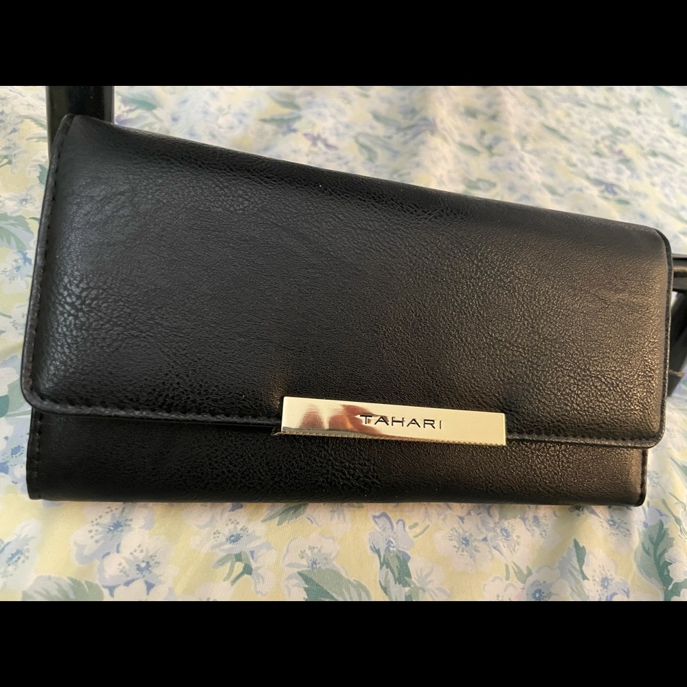 Tahari wallet